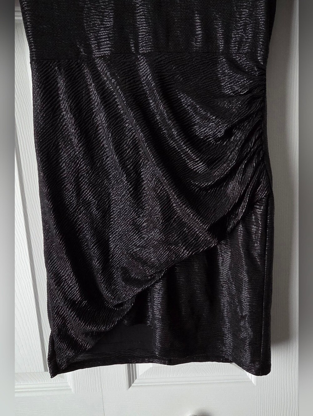 Alice + Olivia Black Textured V-Neck Dress Size 6 - Picture 4 of 13